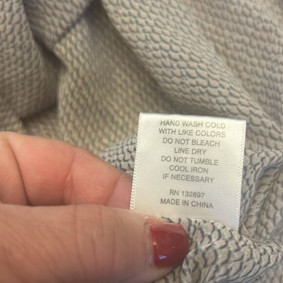 Rose & Olive tan white patterned sleeveless sheer blouse Size L EUC - Picture 10 of 10